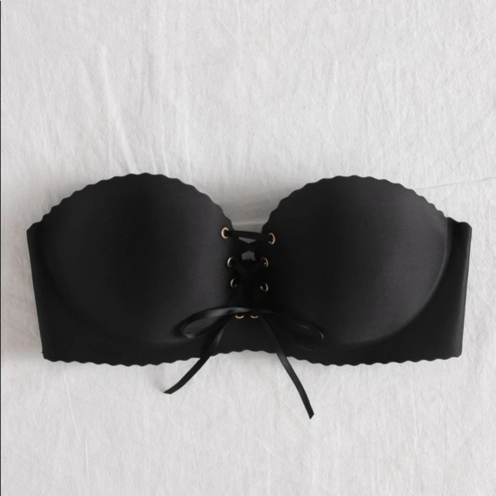 Scalloped Lace-up strapless bra